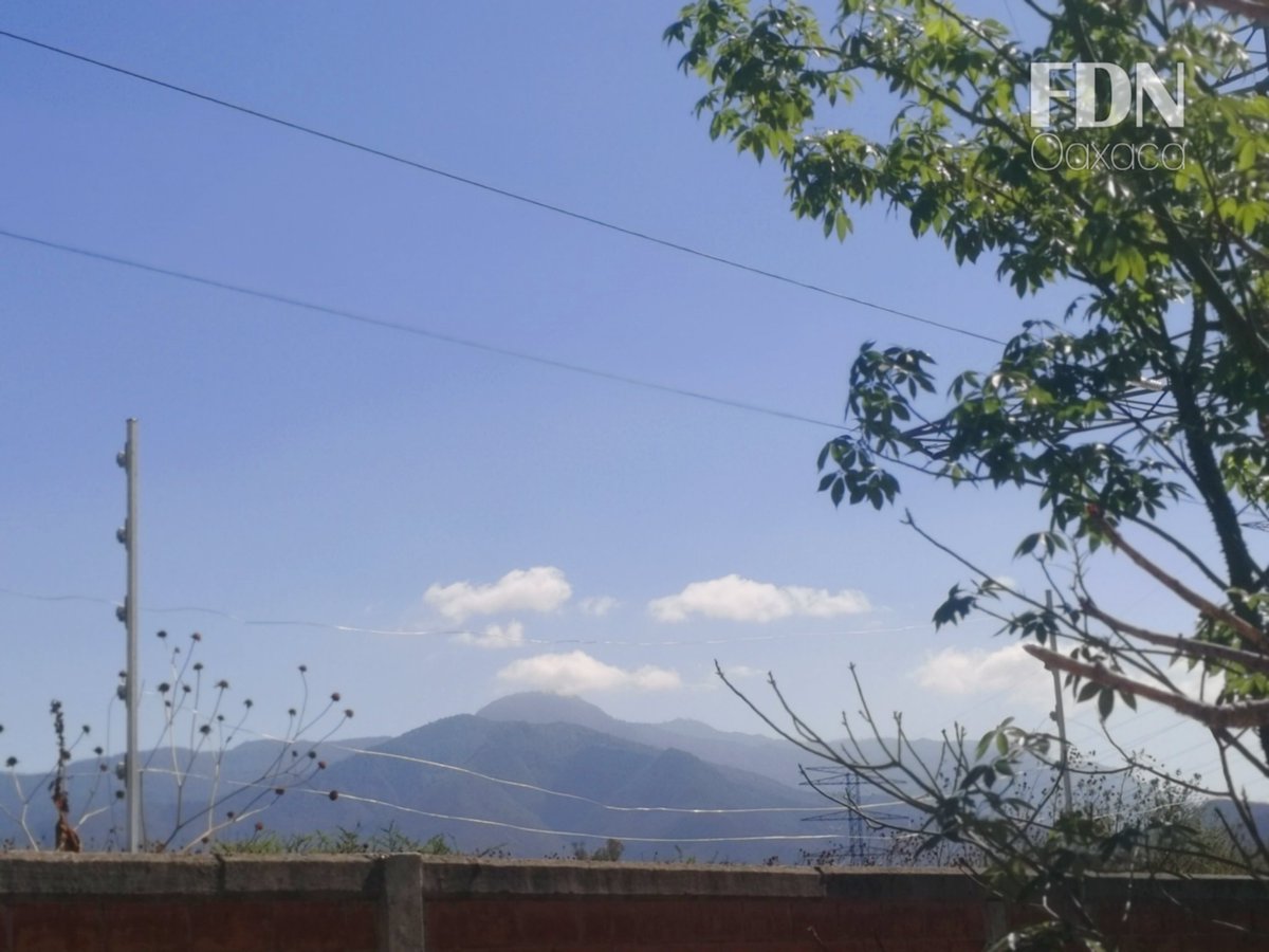 Inició la #Primavera este viernes.
El equinoccio fue a las 8:46 horas de este 20 de marzo, tiempo del centro de #México.
Desde #Oaxaca así se aprecia el cielo y los montes.
#TwitterOax