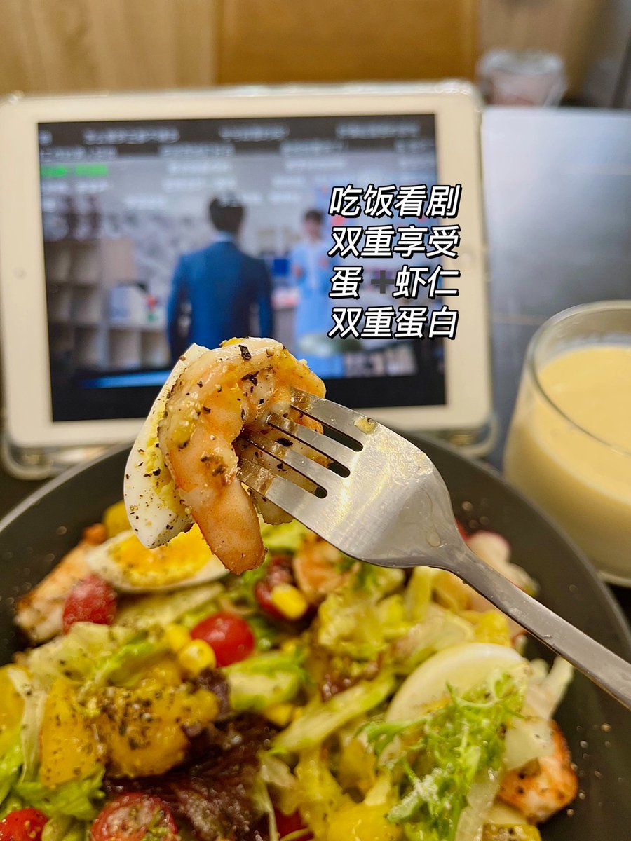 bcmcoffee's tweet photo. Lunch break win! Fresh grilled chicken salad with rainbow veggies + a side of garlic bread. Light, flavorful, and fueling my afternoon! https://t.co/fBPuZhmFhp