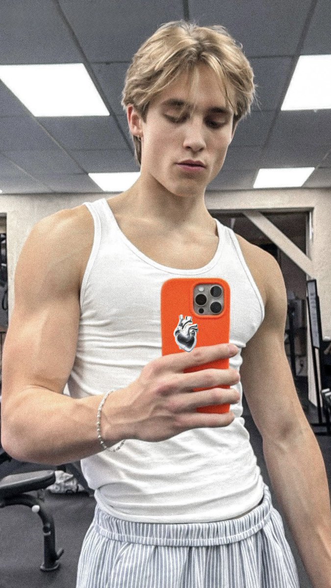 campgoonbro's tweet photo. so handsome yet i need him to do unspeakable things to me https://t.co/A0rOqLl6Yt