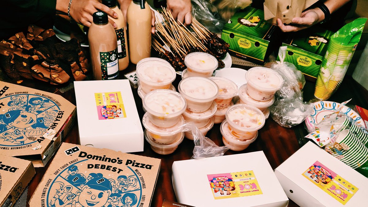 BabangGorii's tweet image. Terima kasih buat acara kanmakan bukbernya!

Selamat berhari raya semua! Sehat2 &amp;amp; bahagia sampai di acara kanmakan yg lain 🤩🤲🏽✨

Thanks EO nya yg dgn telaten mengurus manusia2 ini. Lop sekebon💖

**Bonus foto Opung gatau lg ngapain itu (?)
#latepost