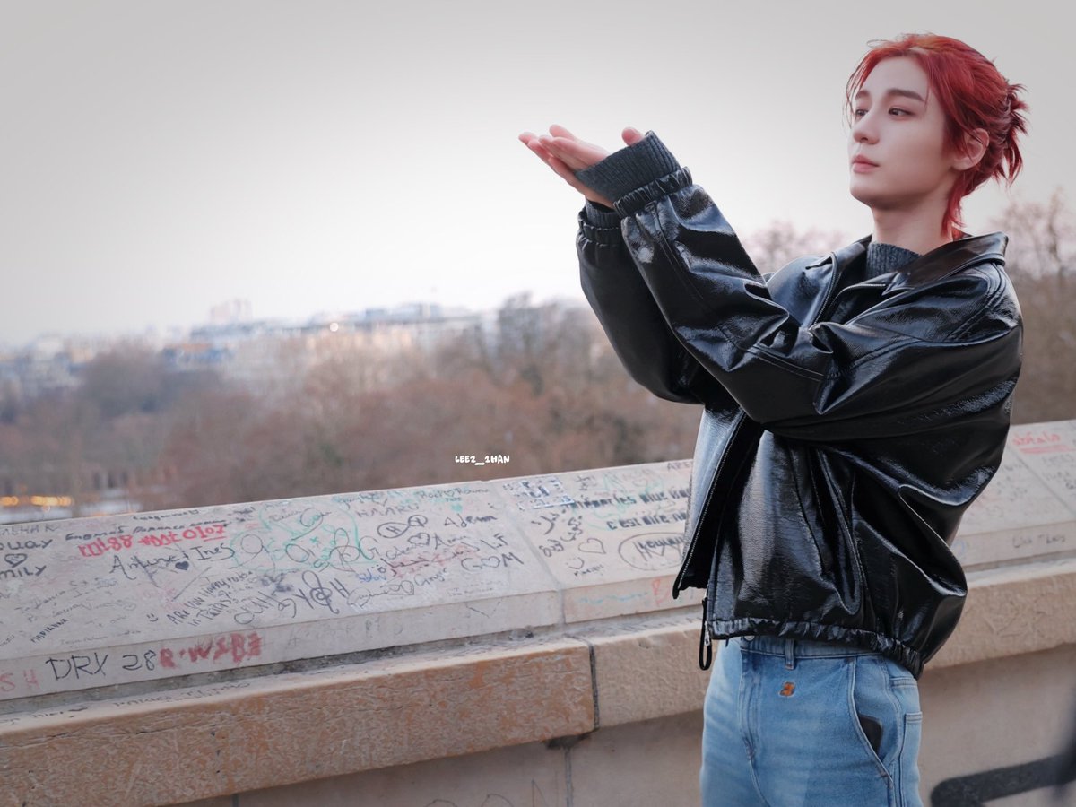 lee2_1han's tweet photo. 🫧🐠🦁ྀི🐰ྀི👽🖤𓂃 .｡

파리 분위기 🖤

#LEEHAN #boynextdoor_leehan  #보이넥스트도어 #이한  #이하니 https://t.co/jD0QmDQDtt