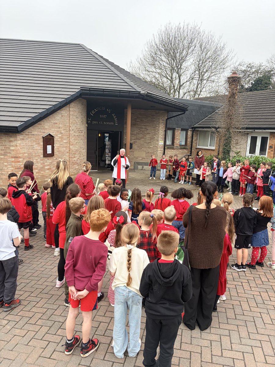 houltr01's tweet photo. @NeasdenPrimary the whole had a great time visiting church today and celebrating a palm Sunday service in preparation for the start of Holy Week. @HumberEdTrust https://t.co/qokpWW24Wb