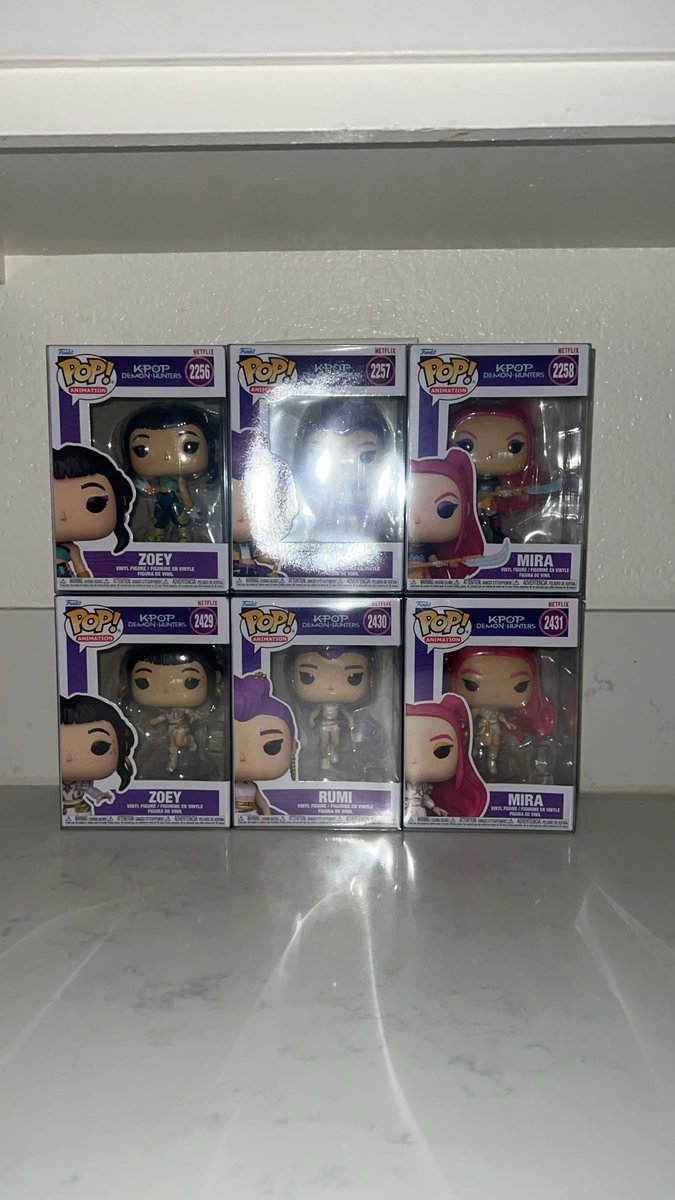 here’s a closer look the kpop demon hunters huntrix funko pops in both outfits!! #Funko #KPDH #Golden #SajaBoys #Huntrix #FunkoPops