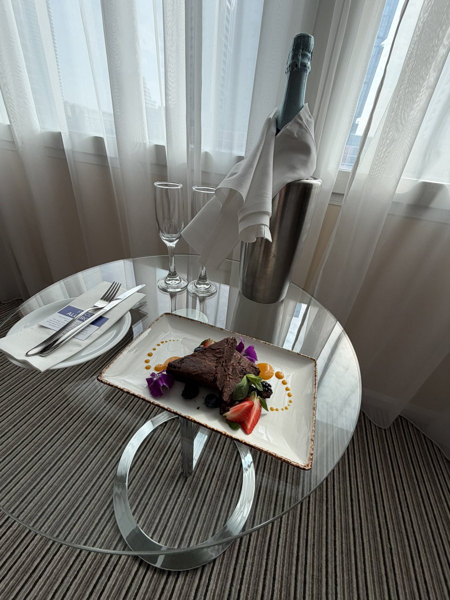 Its_sharl_ tweet media