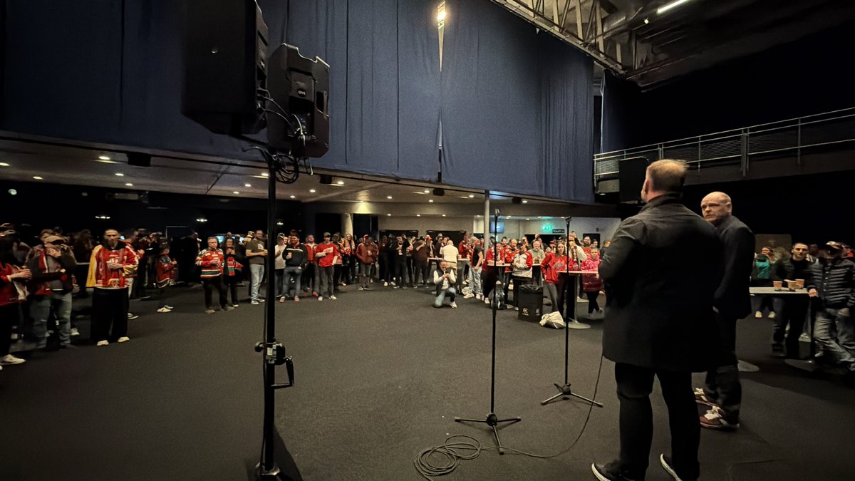 Nästan 350 Modoiter på plats på Annexet för uppvärmning inför kvällens match. 

Magi! #modose