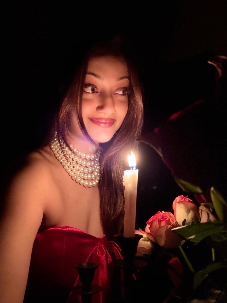 #Wo_kahta_hai ___Kahaa se laau wo lafz.
Jo sirf tujhe sunaai de.... Duniya dekhe  chaand.ko . Or mujhe.

Sirf tu dikhai de.✨..#Naina👁️👁️♥️

#Good_Night_Firday 🥱🌠🌑