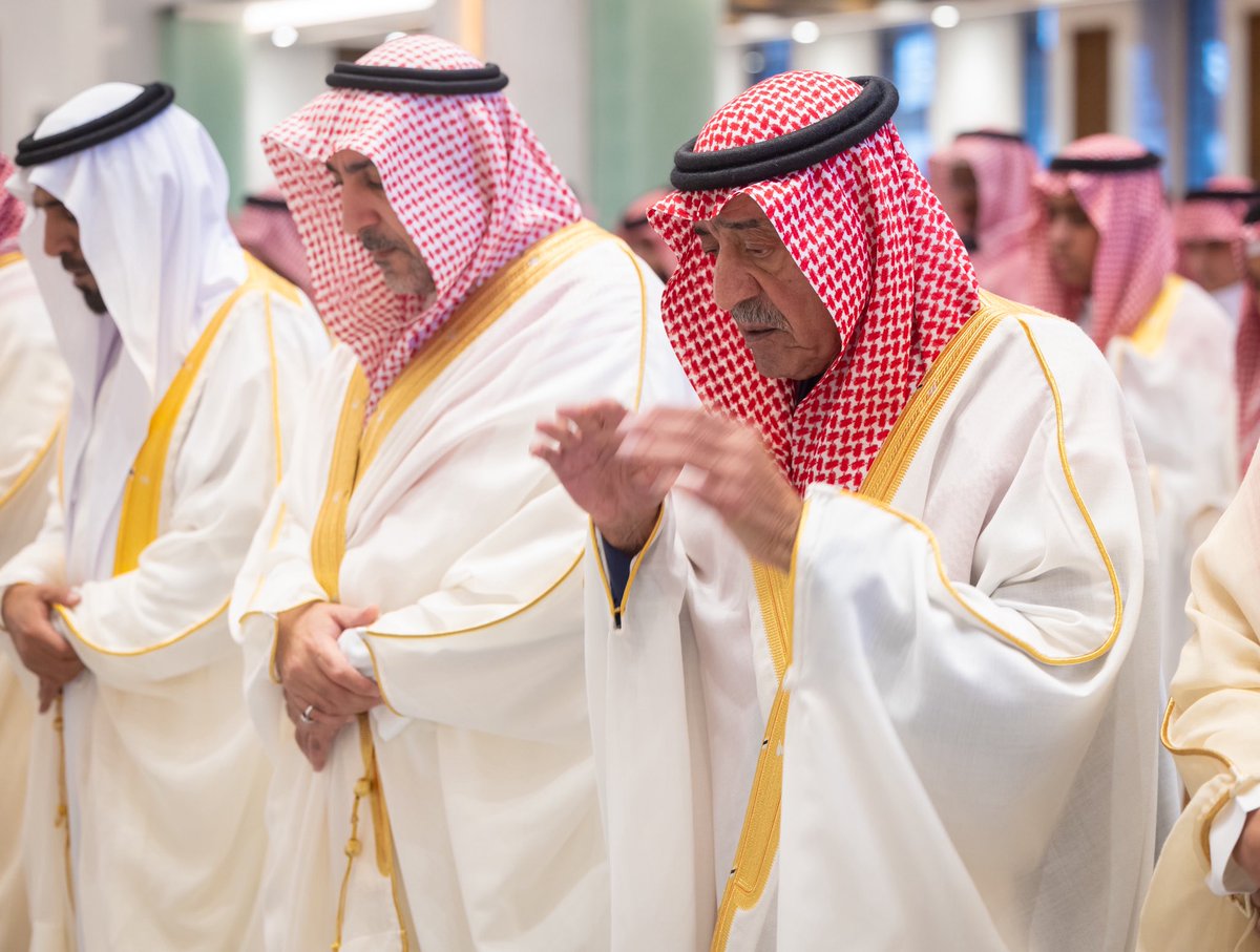 iD7oMz's tweet photo. سمو سيدي الامير مقرن بن عبدالعزيز يؤدي صلاة عيد الفطر المبارك مع جُموع من المصلين في جامع والدة صاحب السمو الملكي الامير مقرن بن عبدالعزيز في الرياض . https://t.co/O8l0y3a05u