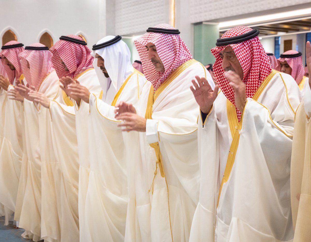 iD7oMz's tweet photo. سمو سيدي الامير مقرن بن عبدالعزيز يؤدي صلاة عيد الفطر المبارك مع جُموع من المصلين في جامع والدة صاحب السمو الملكي الامير مقرن بن عبدالعزيز في الرياض . https://t.co/O8l0y3a05u