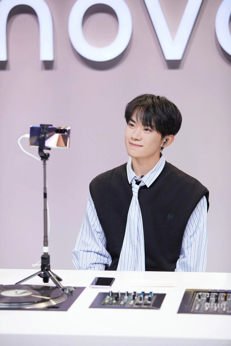 mel hannah tweet media