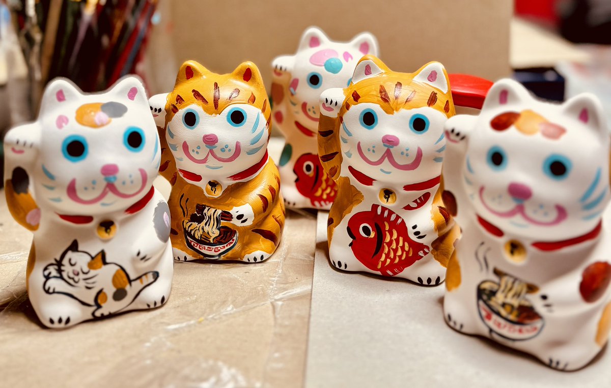 irusst's tweet photo. ラーメン招き猫たち。明日蔵に連れて行きます！

3/20、21、22日は本町６丁目町家交流館高田小町にて桜はいから堂！
イラスト屋ひぐちはギャラリー蔵にて、個展　春小町。ギャラリーミセではここち・すたいるさんの春の素敵な雑貨達の販売、和たしじかん藤喜さんのお抹茶点て体験開催です。 https://t.co/vY0xsXINHs