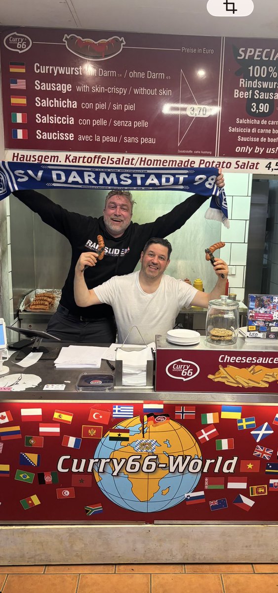 ReneLampert's tweet photo. ⁦@SVDNews_⁩ ⁦@RTL_Lilien⁩ Ab heute gibt’s in #friedrichshain bei #curry66 die Aufstiegs-Curry-Wurst in der Simon-Dach-Straße! Einfach bestellen und genießen;) #svd #lilien https://t.co/jULrh5YpFJ