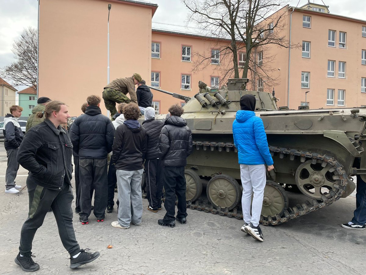 jagello2000's tweet photo. Jak vypadá služba v různých jednotkách @ArmadaCR v praxi? A co všechno obnáší práce mechanizovaného, dělostřeleckého nebo leteckého útvaru?

Na tyto otázky hledali odpovědi studenti během exkurzí v rámci projektu Poznej NATO na podzim loňského roku.

🪖 Studenti Střední školy Strážnice navštívili 74. mechanizovaný prapor v Bučovicích, kde se seznámili s jeho historií, fungováním i technikou, kterou vojáci využívají při každodenní službě.

🫡 Studenti Gymnázia Dobříš zavítali k 13. dělostřeleckému pluku v Jincích. Dozvěděli se více o jeho struktuře, výcviku i nasazení a měli možnost si prohlédnout techniku jako TITUS, DANA, Tatra či Hilux a také pěchotní výzbroj a vybavení vojáků.

✈️ Studenti SOŠ a SOU Nymburk navštívili 21. základnu taktického letectva v Čáslavi. Vyzkoušeli si simulátor letounu L-159, sledovali start stíhaček JAS-39C Gripen a nahlédli do hangárů techniků, kteří se starají o jejich provoz a údržbu.

Projekt Poznej NATO brzy pokračuje dalšími aktivitami. 💪🏻

Projekt Poznej NATO se koná s podporou @NadacePPF.