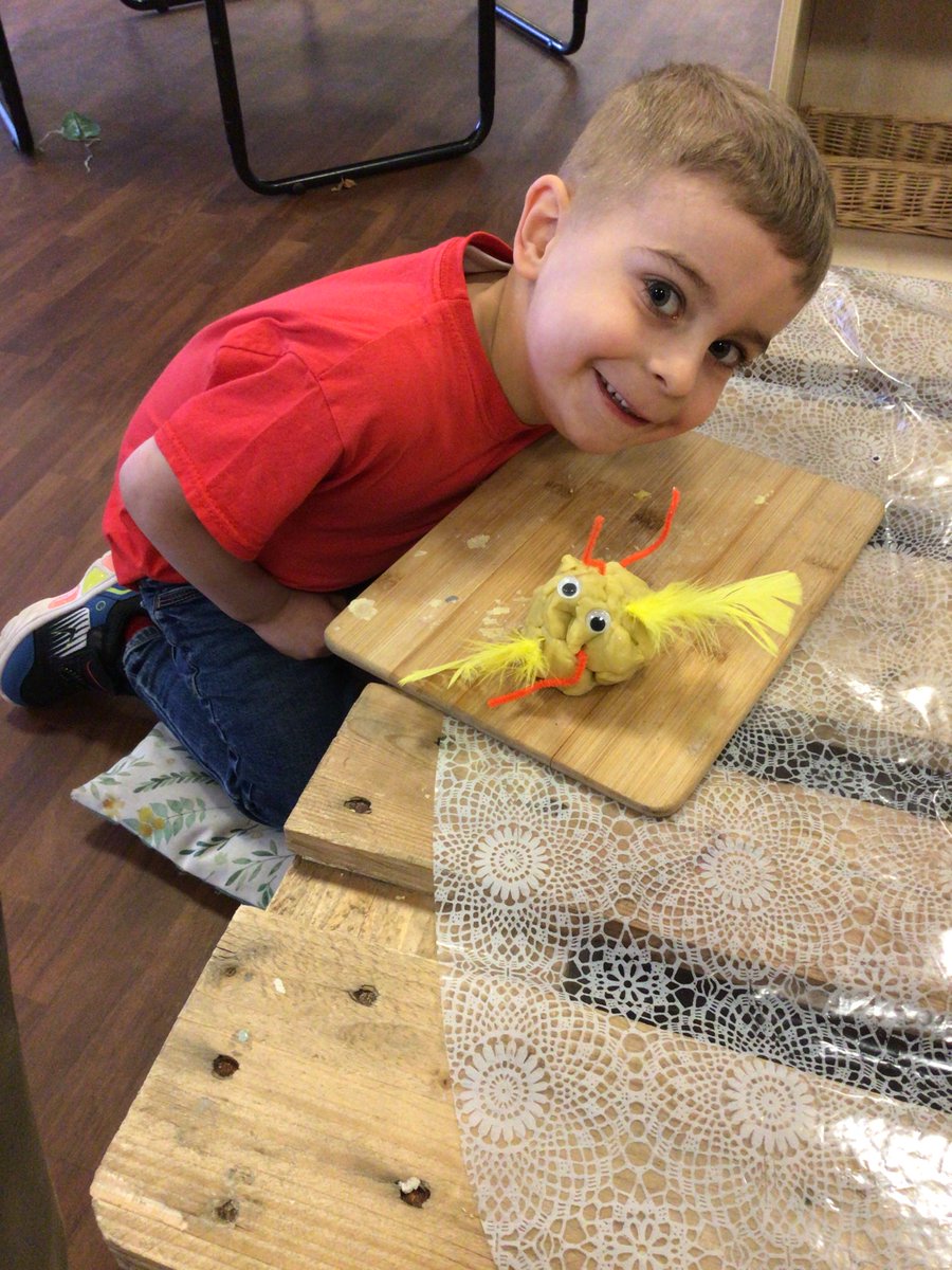 DaneRoydNursery's tweet photo. Mollie’s visit yesterday prompted lots of outcomes in provision today.
Earlier this week we learnt about the hen lifecycle:
🥚> 🐥 > 🐓>🥚
We watched videos of chicks hatching in an incubator &amp;  thought it looked tough to break out of an egg!🐣 #Daneroydscience @DaneRoydSchool https://t.co/PRe9XVSvBz