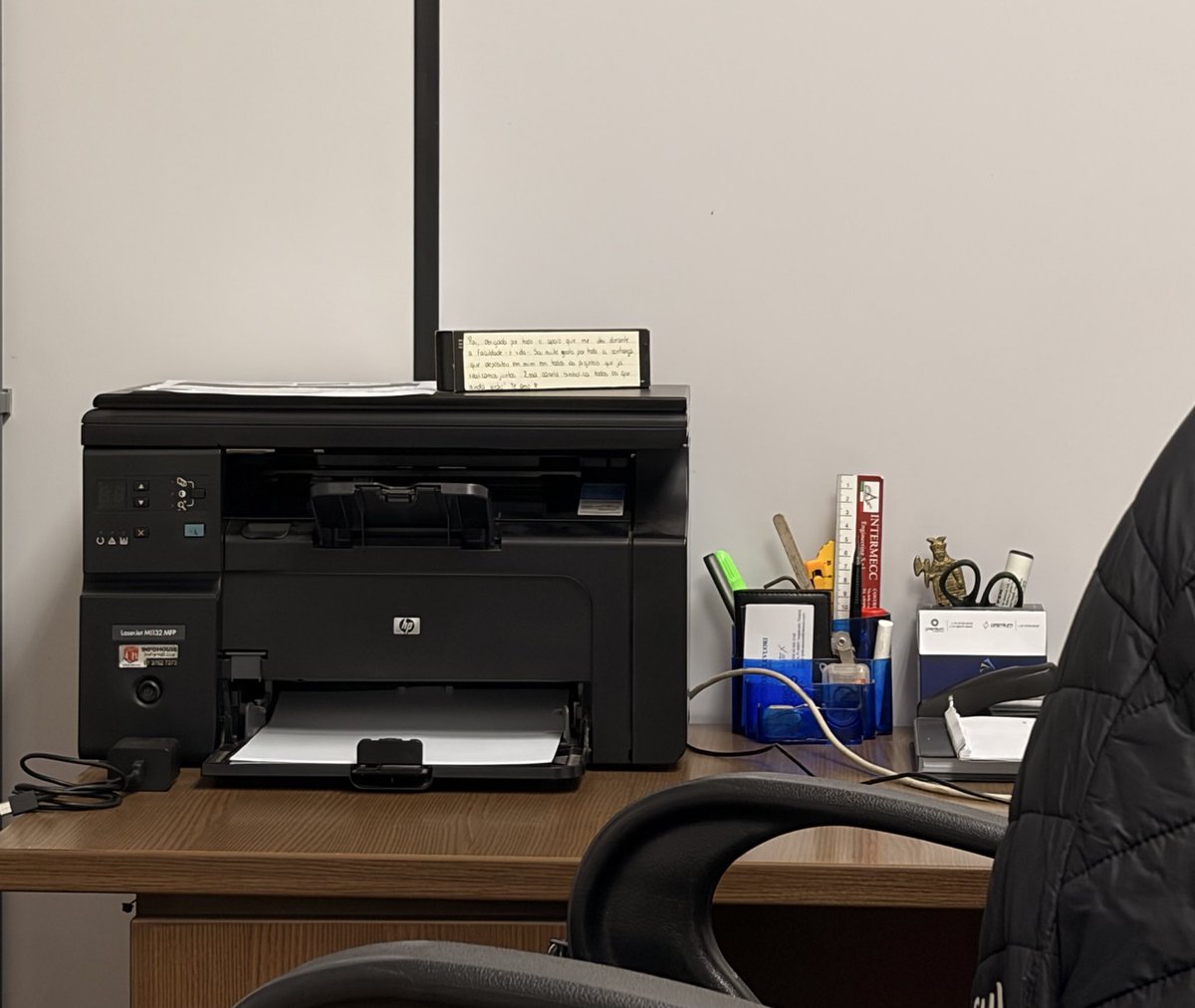 na minha formatura eu dei uma caneta tinteiro pro meu pai, escrevi uma coisinha e colei atrás da caixinha
cheguei no escritório dele e ele fez isso aqui 🥹