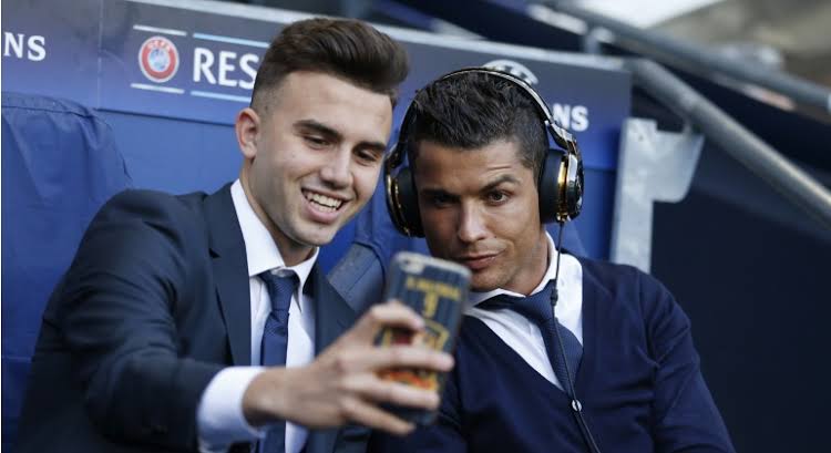 AlNassrTribune's tweet photo. 🔙🗣️ Borja Mayoral reveals how one simple chat with Cristiano Ronaldo transformed his professionalism:

"I was late for the bus. As I got on the bus nobody told me anything. Then Cristiano Ronaldo says,'Borja, you can't be late. You’re young. I’m 30-40 mins early. You should be there an hour early, you can't be late, you know.’ Since then, I’ve never been late."