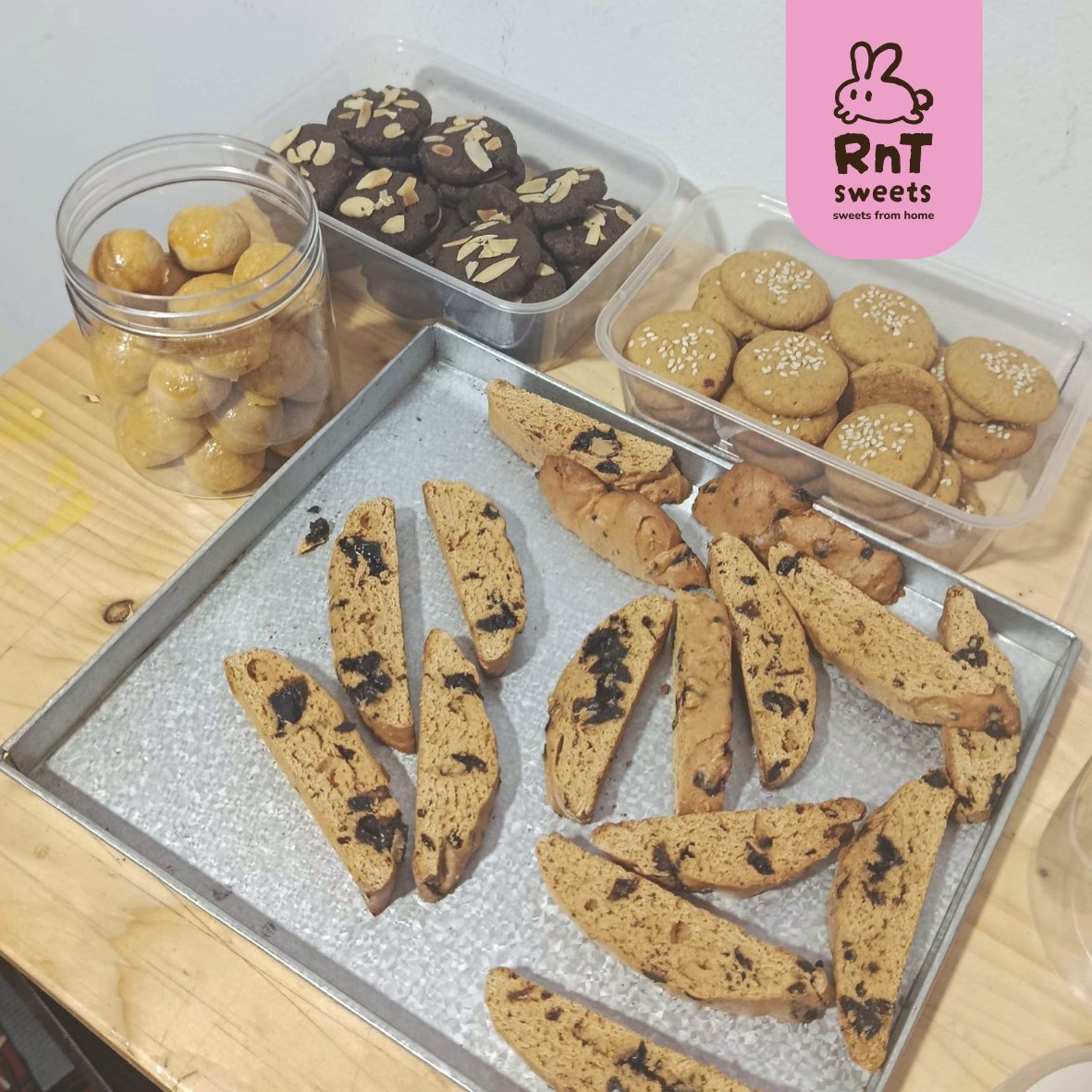 Rnt_Sweets's tweet photo. Meski baru buka selama hampir tiga minggu, RnT Sweets telah menerima banyak pesanan kue dan mendengarkan kesan &amp; pesan dari kawan-kawan. Oleh karena itu, kami mengucapkan terima kasih banyak kepada kawan-kawan yang sudah membeli dan menikmati kukis &amp; camilan RnT Sweets!! 🐇✨ https://t.co/xviGIPX38s