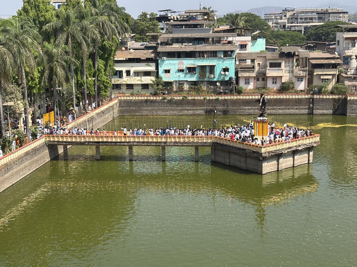 महाड़ कस्बे में दलितों को सार्वजनिक तालाब से पानी नहीं लेने देते थे. महाराष्ट्र के इस कस्बे की ये अजीब समस्या थी. बाबा साहब ने महाड़ सत्याग्रह से इसे तोड़ दिया. महाड़ सत्याग्रह में सहस्त्रबुद्धे जैसे ब्राह्मण सबसे आगे थे.  

आज महाड़ का वह तालाब बाबा साहब की विशाल मूर्ति के चरणों