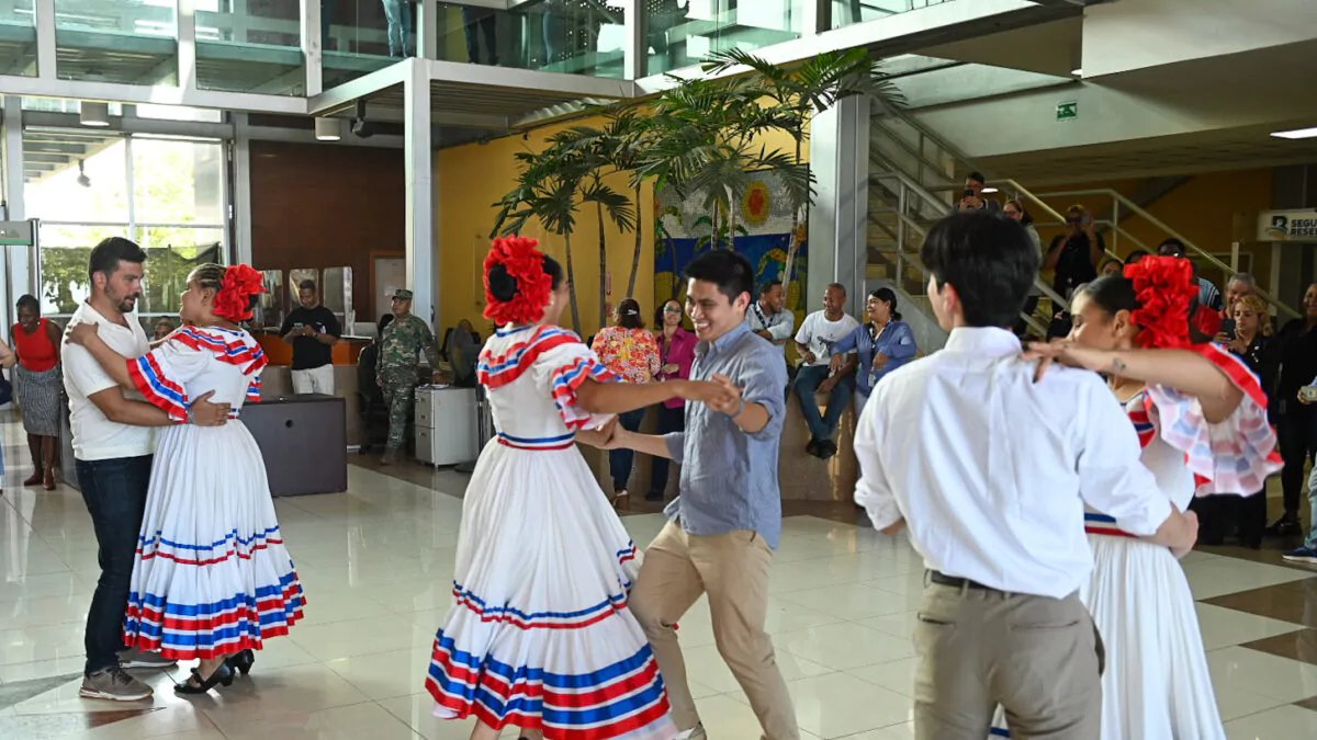 SIN24Horas's tweet photo. Mitur presenta estrategias de innovación turística a estudiantes de la University of Pennsylvania #NoticiasSIN #Mitur #Pennsylvania

Detalles en: https://t.co/aDZHc7tHIx https://t.co/CiFXNZnZEA