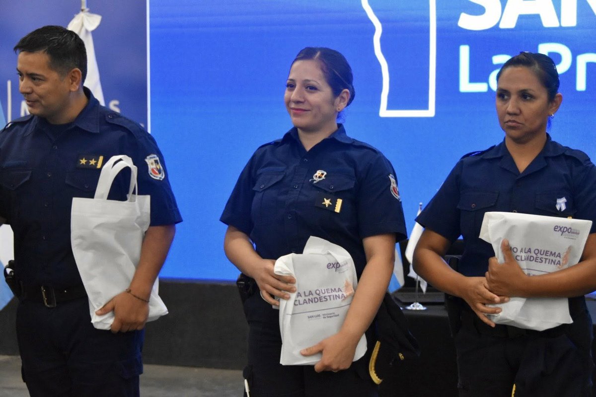 Detrás de cada computadora que entregó esta mañana el Gobierno de San Luis a los estudiantes de 2° año de la Licenciatura en Seguridad Pública hay mérito, esfuerzo y dedicación.
Hay también un compromiso claro: entender que la seguridad requiere una profesionalización permanente.