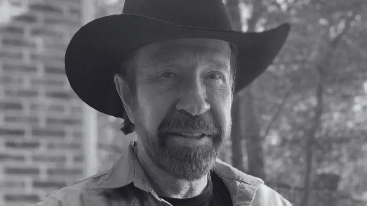 Ze smutkiem żegnam legendę.  W wieku 86 lat odszedł Chuck Norris – wybitny mistrz sztuk walki i kultowy Strażnik Teksasu 

Ale umówmy się... Chuck Norris nie zmarł. Chuck Norris kopnął w kalendarz z półobrotu. 🥋🤠

#ChuckNorris