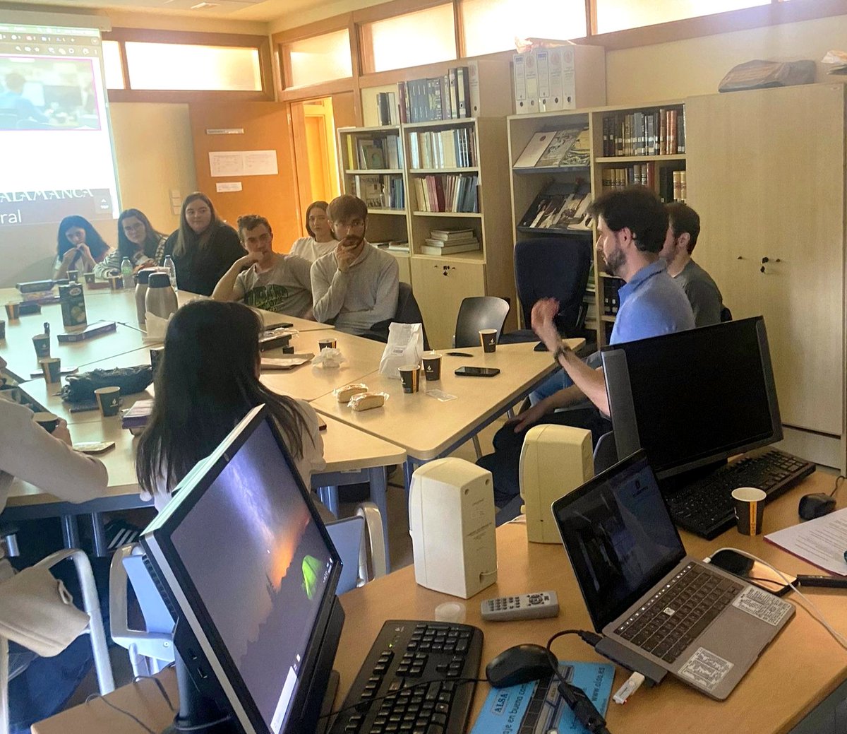 periodistascyl's tweet photo. ☕ Ayer tuvimos nuestro primer Café-mentoring con los alumnos de último curso de #Periodismo de @fyl_uva
🎓 Un encuentro informal, organizado por @rosamasegosa e @IsmaelGH85, que contó con varios egresados.
Mil gracias @saracar93, @a_depazberrocal, @andyyvaquero y @PdrodelSol 🙌 https://t.co/a5ZoUUJ89q
