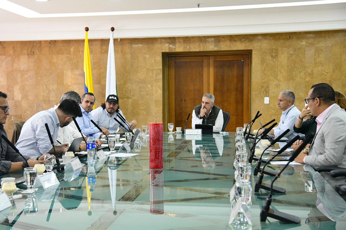 Gob_Risaralda's tweet photo. En la @GobAntioquia , el gobernador @PatinoJuanD se reúne con su homólogo Andrés Julián Rendón en sesión del OCAD Regional Eje Cafetero @Regalias_gov , donde avanzan decisiones estratégicas, entre ellas la elección del presidente del OCAD. 🔥 #Risaralda #OCAD https://t.co/fBvlBJQ0gg