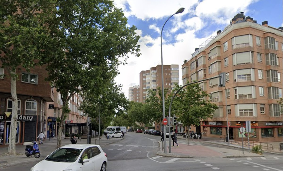 #Sucesos La Policía Nacional busca a un individuo que ha huido tras herir de bala a un joven que caminaba por una calle del distrito de #Tetuán. #Madridiario madridiario.es/herido-grave-d…