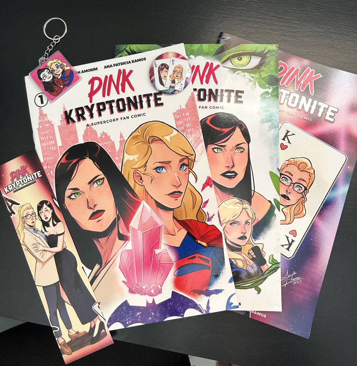 os volumes 1 e 3 acabaram de chegar, junto com os brindes 🥺

sem palavras, isso tá perfeito, <a href="/fuckingswen/">sarah | deveria estar escrevendo ✍🏼</a>