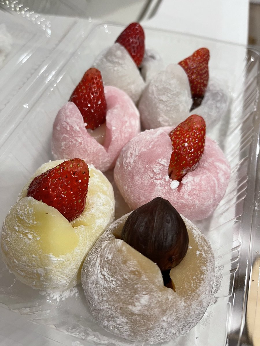 いちご大福🍓をいただいたけど、昨日食べ損ねたのよね、こんな時間に食べるのは罪悪感わくので、朝ごはんの後のティータイムにいただこう。