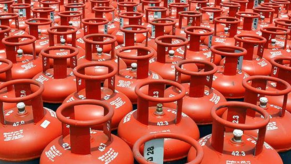 DilliSeHoonBhai's tweet photo. 𝗜-𝗥𝗮𝗻 to the #𝗚𝗔𝗦 shop..
They told me aapka #cylinder 𝗤𝗔𝗧𝗔𝗥 mein hai..
Aap 𝗞𝘂-𝘄𝗮𝗶𝘁 karna padega..
𝗢-𝗠𝗮𝗻 the problem actually 𝗜𝘀-𝗿𝗲𝗮𝗹
It'll impact all of #𝗨𝗦.. https://t.co/e9wTmfO345