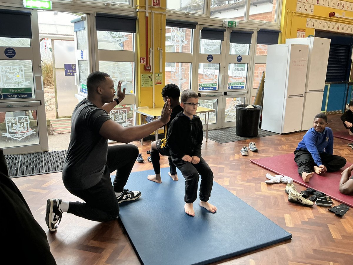 AbbeyPrimary's tweet image. #y5 are practising different single holds and counter balances in #pe which particular focus on control and core strength.