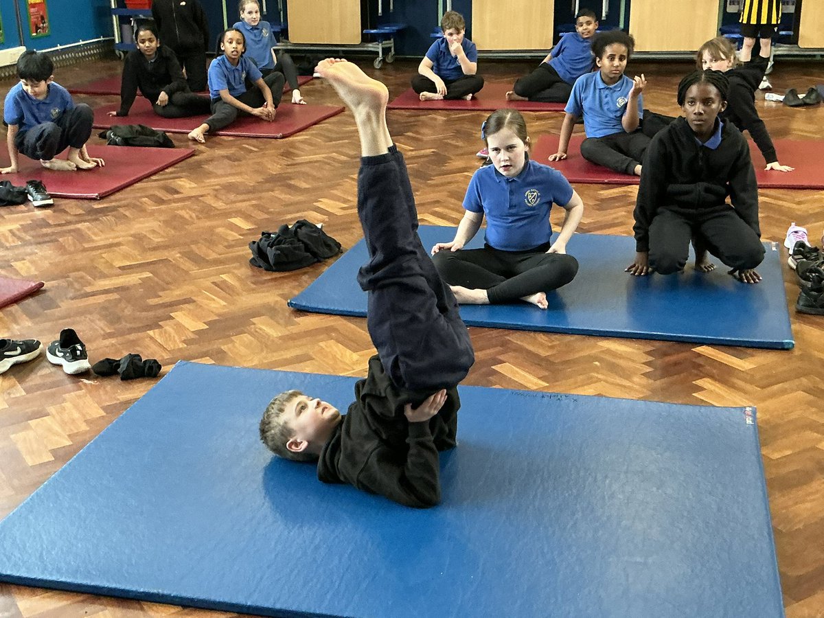 AbbeyPrimary's tweet image. #y5 are practising different single holds and counter balances in #pe which particular focus on control and core strength.