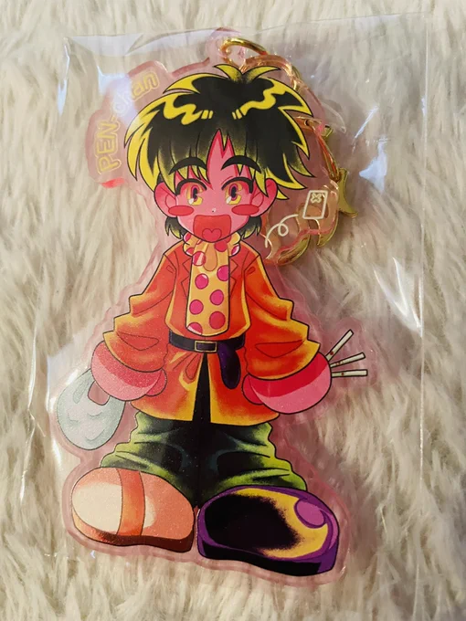 #fkmt ちなみに、昼間のアクキーちょっと発光が分かりずらかったのでブラックライト当てて撮ってみました。 1枚目は明るい所 2枚目は暗いところで背景は明るい所で全体的にライト当てたやつ 3枚目は暗い部屋&黒背景で強めにライト当ててます かわいい
