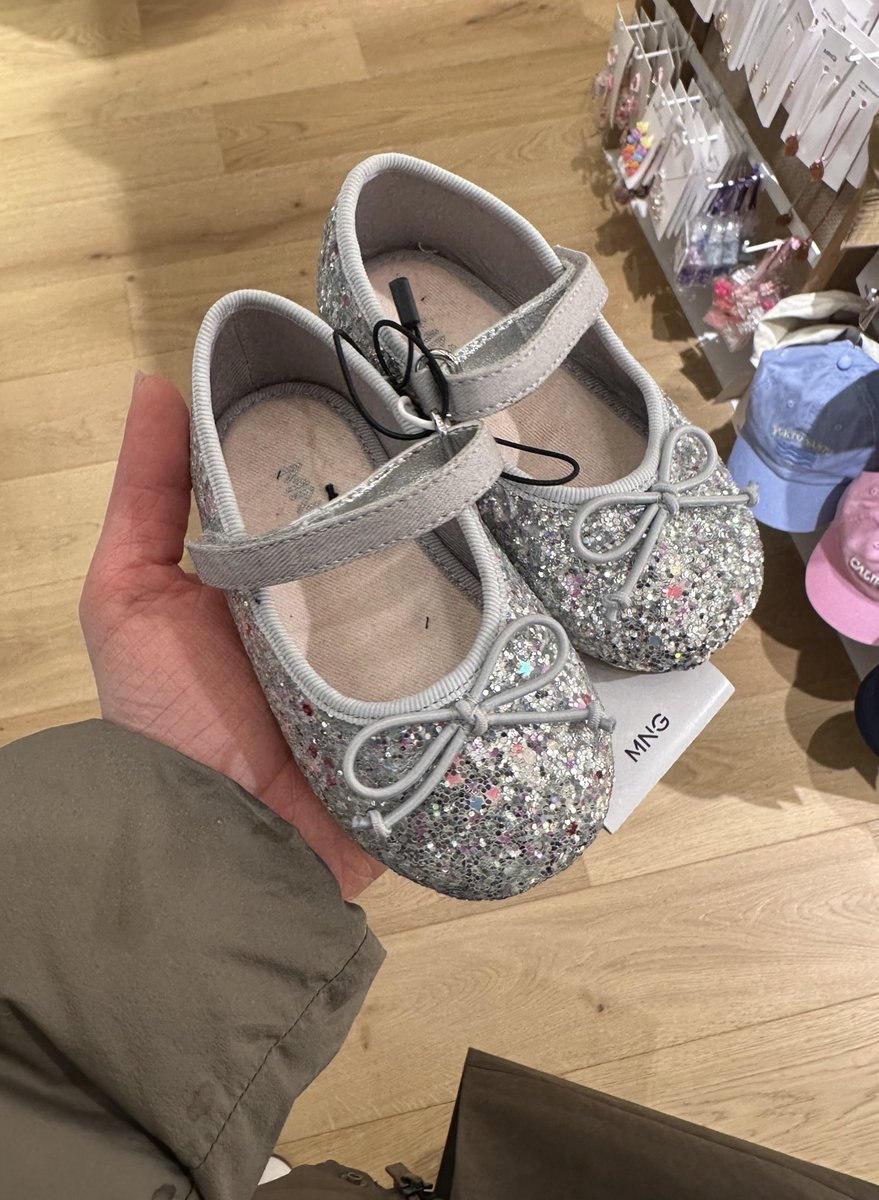 Одна тут отдыхаешь? tweet media