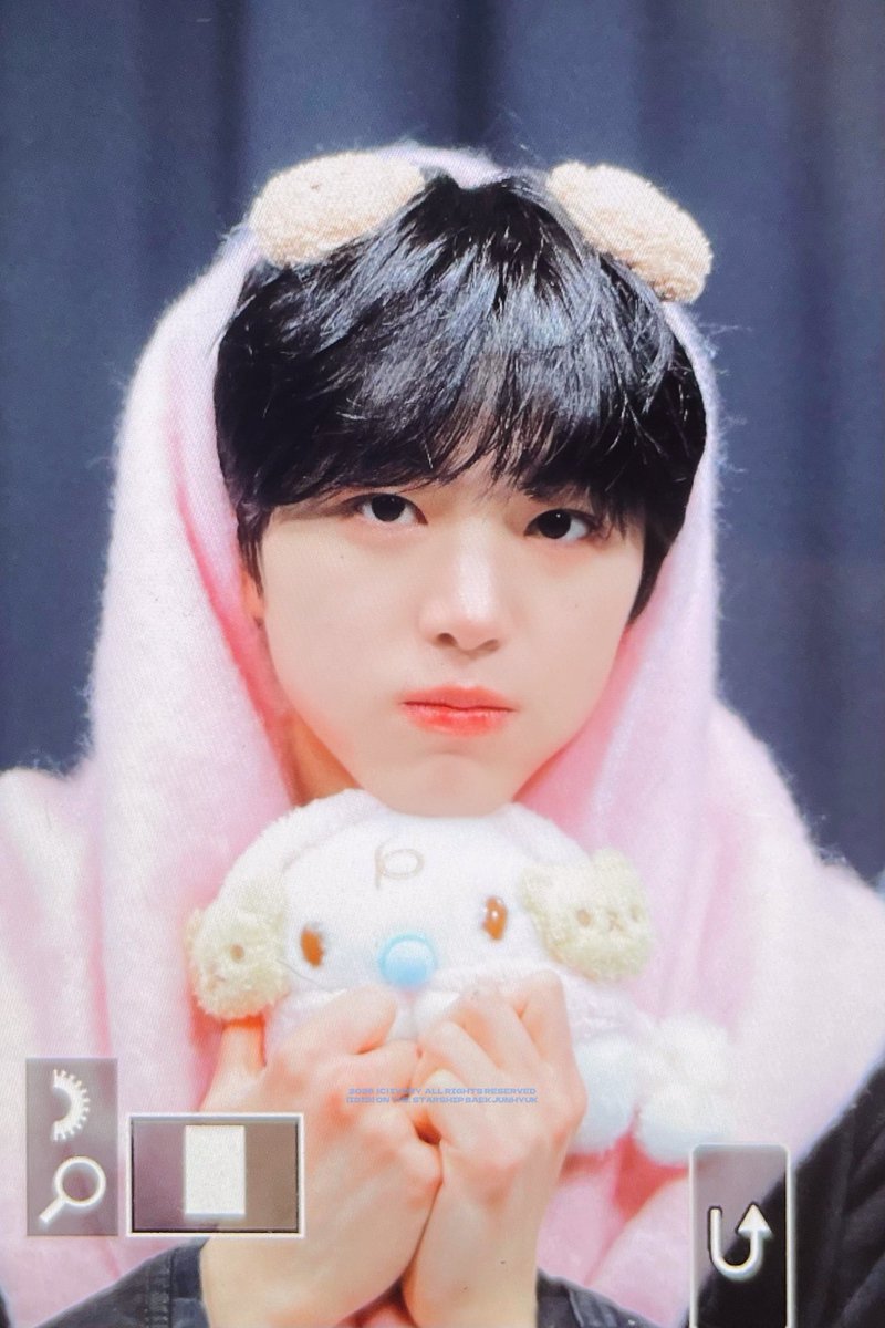 𝗜𝘃𝗼𝗿𝘆 tweet media