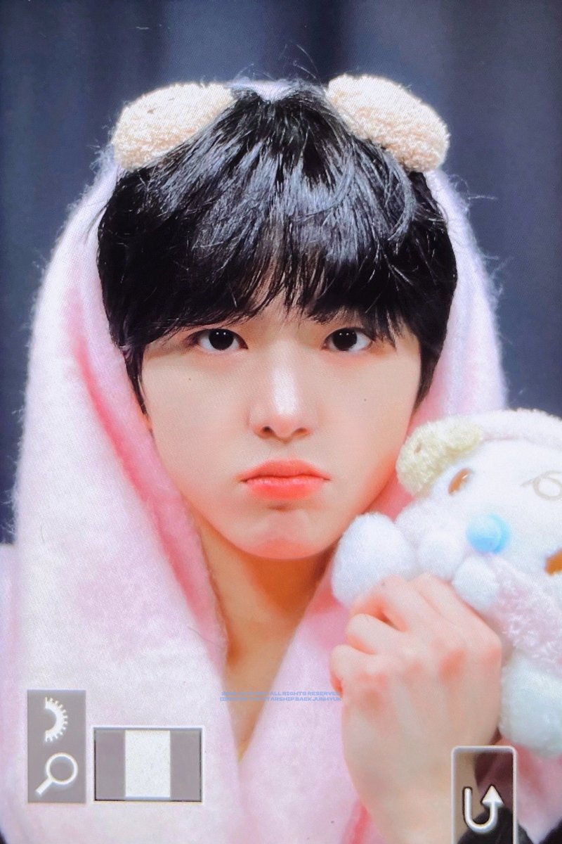 𝗜𝘃𝗼𝗿𝘆 tweet media