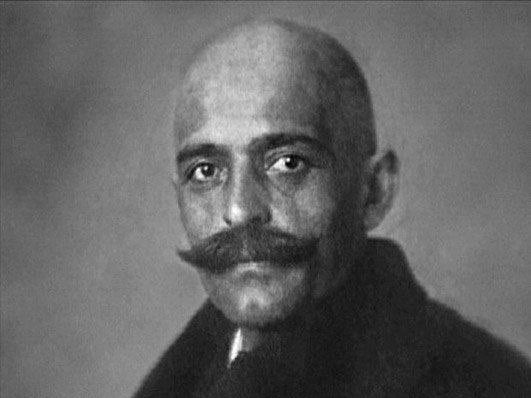 JORRIT369's tweet photo. 🌐George Ivanovich Gurdjieff

Se togliamo l'involucro da "mistico dei tappeti" affibbiatogli dalla New Age, ciò che resta è un ingegnere di sistemi di coscienza che ha rilevato il virus di Matrix un secolo fa. Gurdjieff non vendeva "pace e amore", vendeva un kit di ⤵️⤵️ https://t.co/f8E1S4oWu0