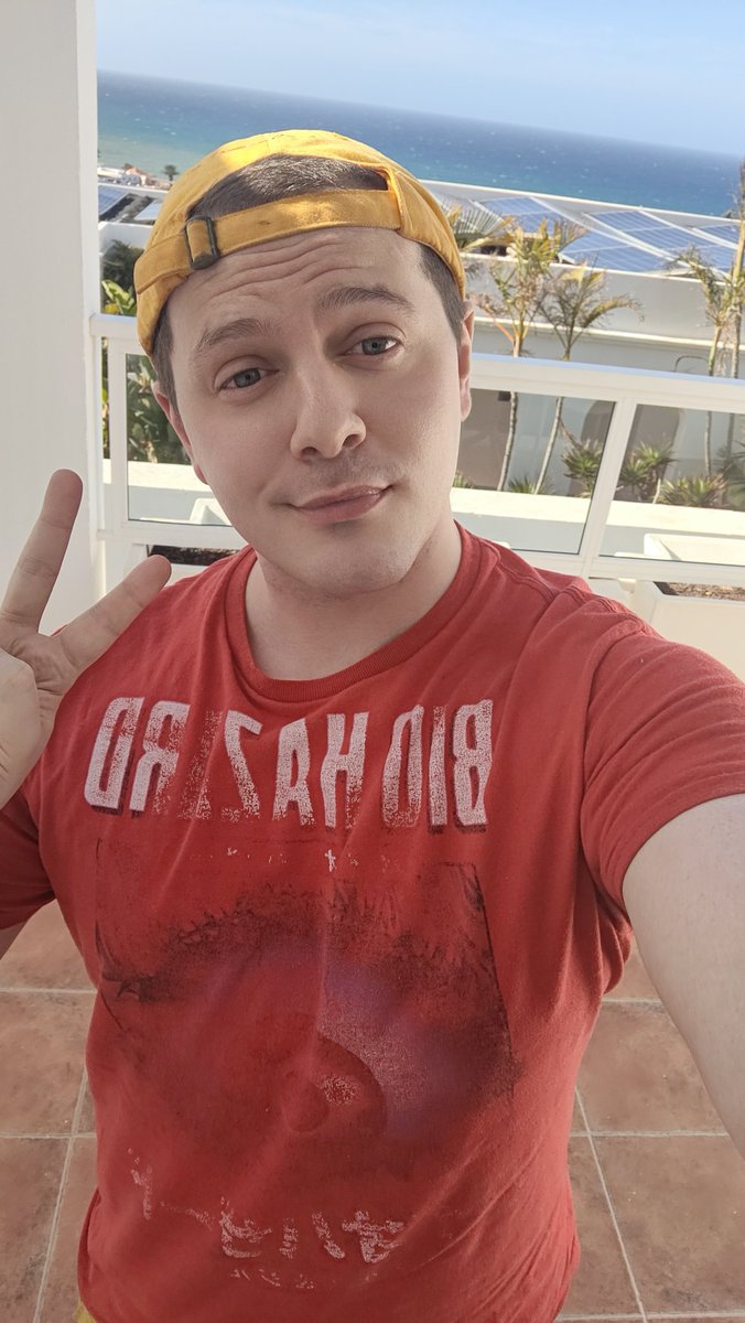 Ryan T. Brown 🎮🩷 on holiday! 🌞 tweet media