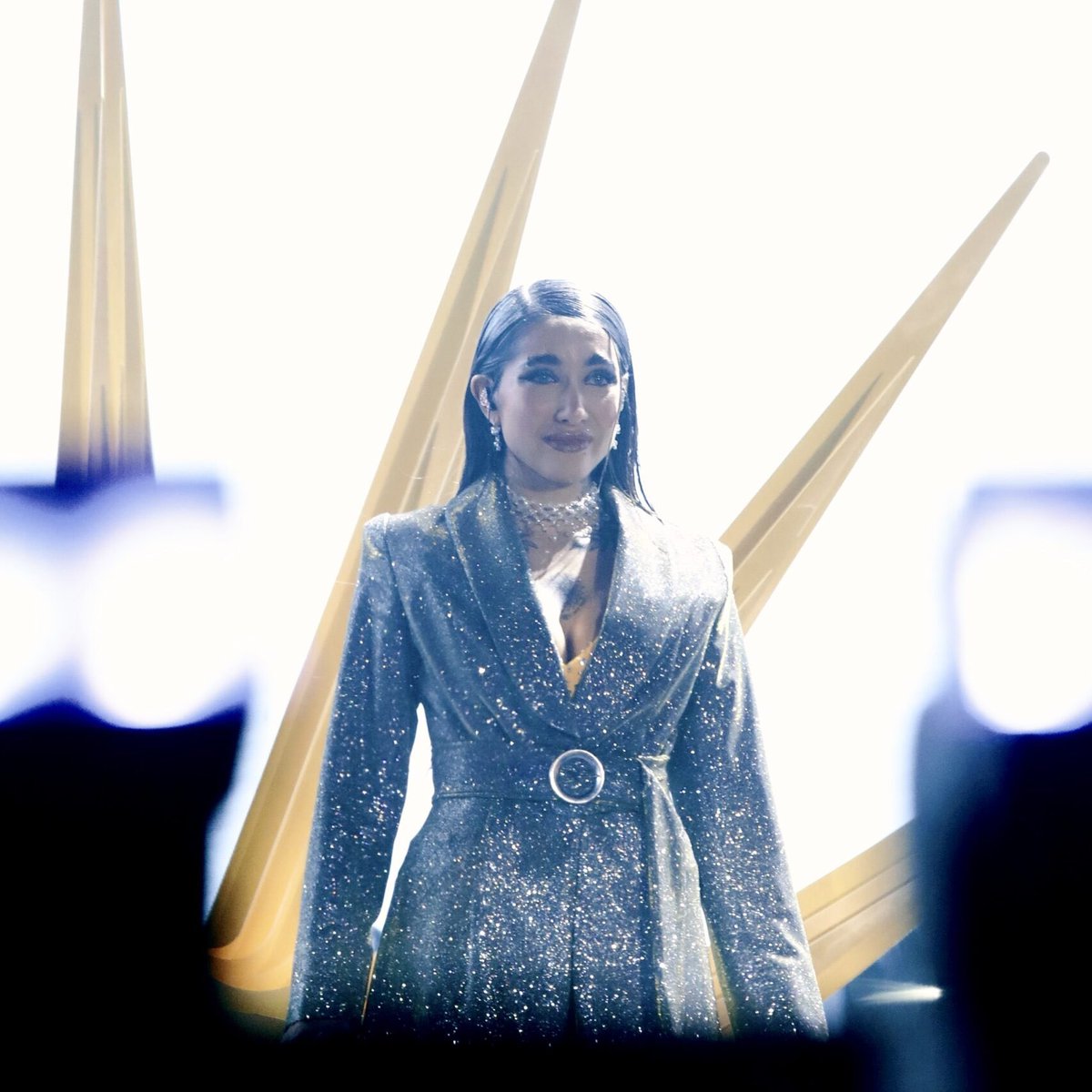 así entraba Maria Becerra a su primer River, nosotros solo sabíamos que habían fallas técnicas, pero no sabíamos que sus propios colegas se comportaron como basura minutos antes de que saliera a cantar, en vez de estar felices por estar haciendo historia