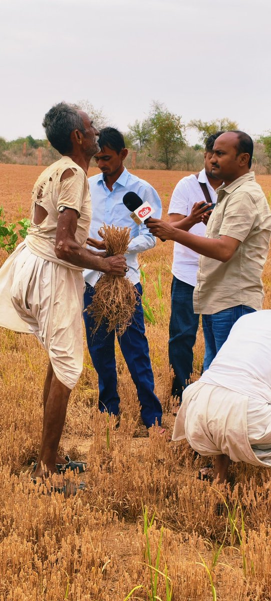 JOGENDRAHUDDA55's tweet photo. ए निर्दयी सरकार तेरे कागजी लोकतंत्र में, मेरे गांव का आधारभूत ढांचा ढह गया है। ~(विलाप की गूंज) @ashokshera94 @RajCMO @BarmerDm @ashokgehlot51 @BhajanlalBjp @DrPremBairwa https://t.co/f2CpGLfSsb