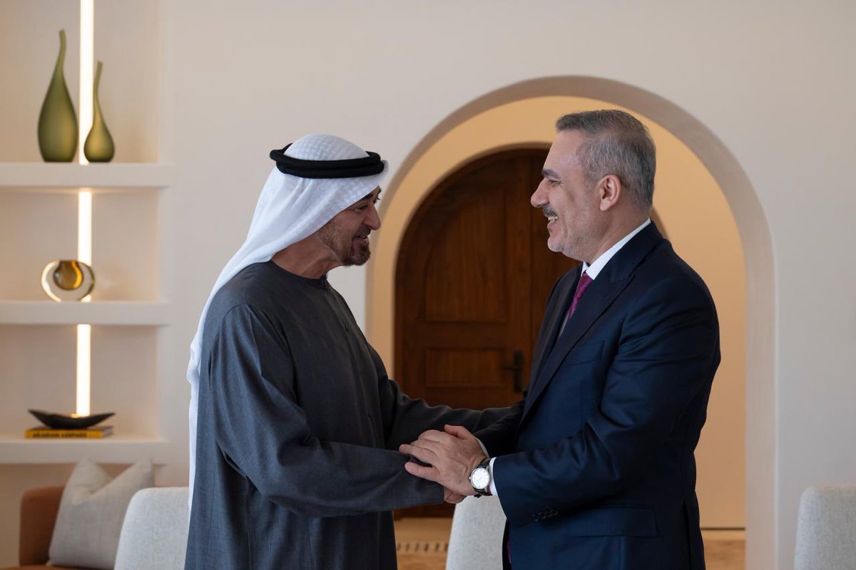 fidanscrew's tweet photo. Dışişleri Bakanımız Hakan Fidan, Abu Dabi'de Birleşik Arap Emirlikleri Devlet Başkanı Şeyh Muhammed bin Zayed Al Nahyan ile görüşme gerçekleştirdi. https://t.co/5Tm0U7PKyB