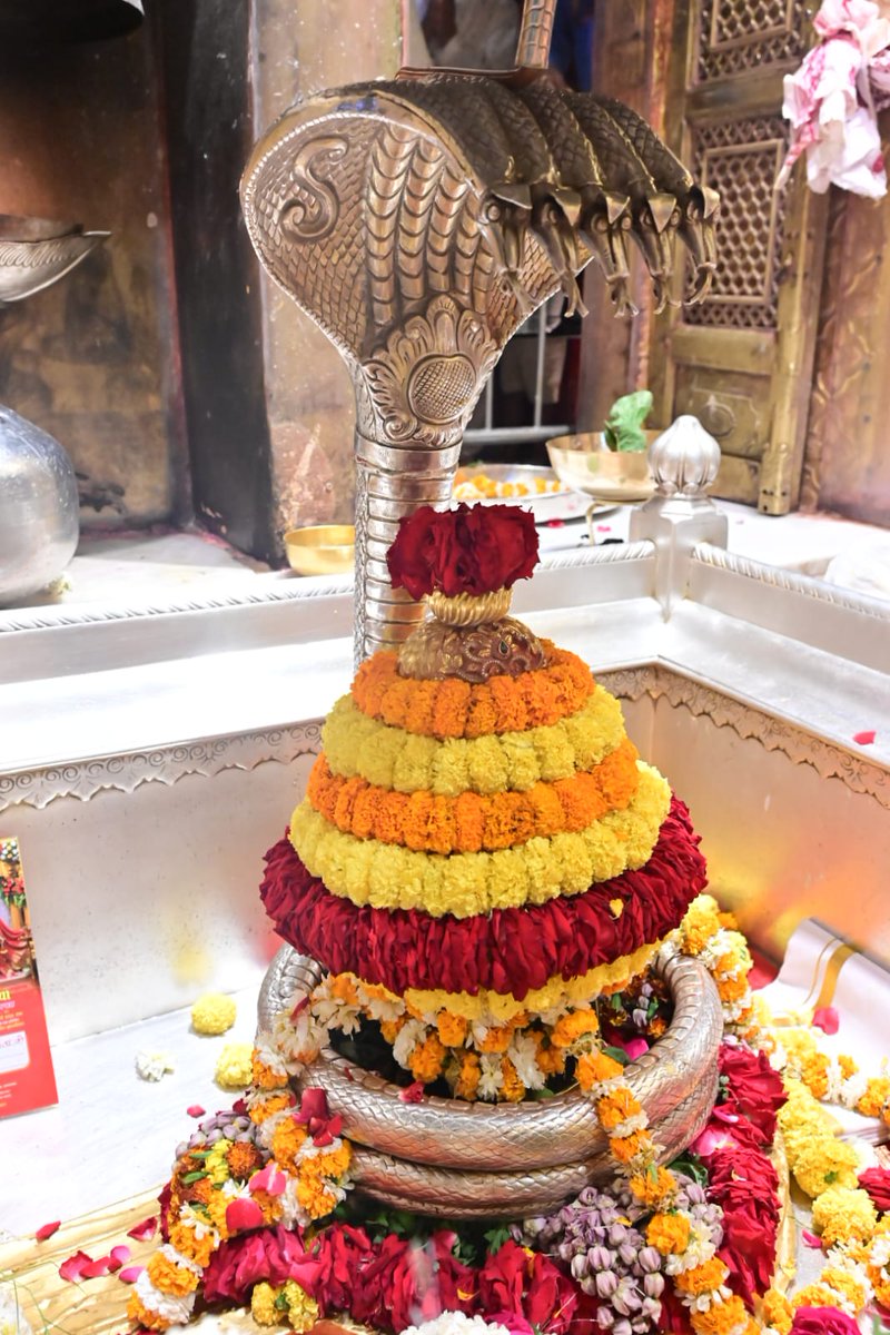 ShriVishwanath's tweet photo. श्री काशी विश्वनाथ जी की श्रृंगार आरती I
#kashivishwanath #kashi #hindu #sanatandharm https://t.co/4hYAcTgR69