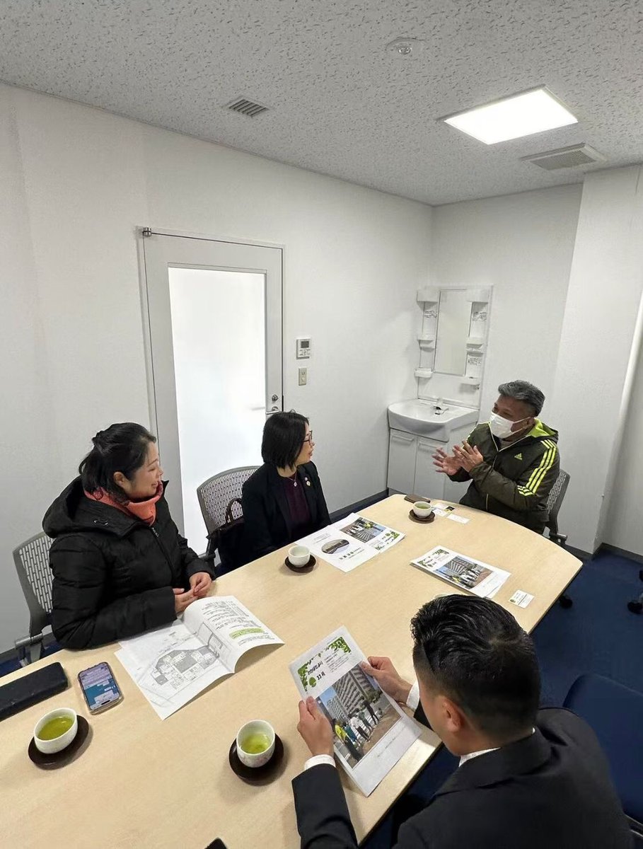 In Japan, many volunteers quietly go into communities to accompany elderly people living alone. They bring not only supplies, but also warmth and care. A smile, a greeting, can add a touch of light to a lonely life. Let love continue, let warmth endure.