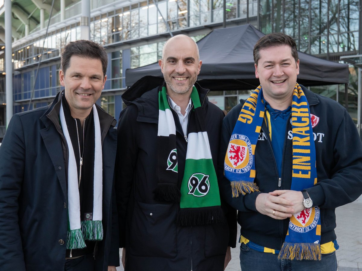 BelitOnay's tweet photo. Auf ein faires Spiel! ⚽

#derby #hannover96 #eintrachtbraunschweig https://t.co/2ZTveMKEoE