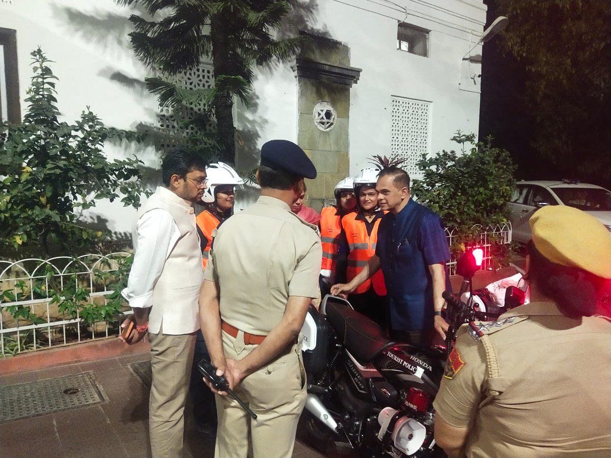 मुख्य सचिव ने लेडी पेट्रालिंग टीम से की मुलाकात
उदयपुर. मुख्य सचिव वी श्रीनिवास ने शुक्रवार को उदयपुर प्रवास के दौरान सर्किट हाउस में जिला कलक्टर नमित मेहता तथा एसपी डॉ अमृता दुहन की उपस्थिति में लेडी पेट्रोलिंग टीम से मुलाकात कर कामकाज की जानकारी ली।
