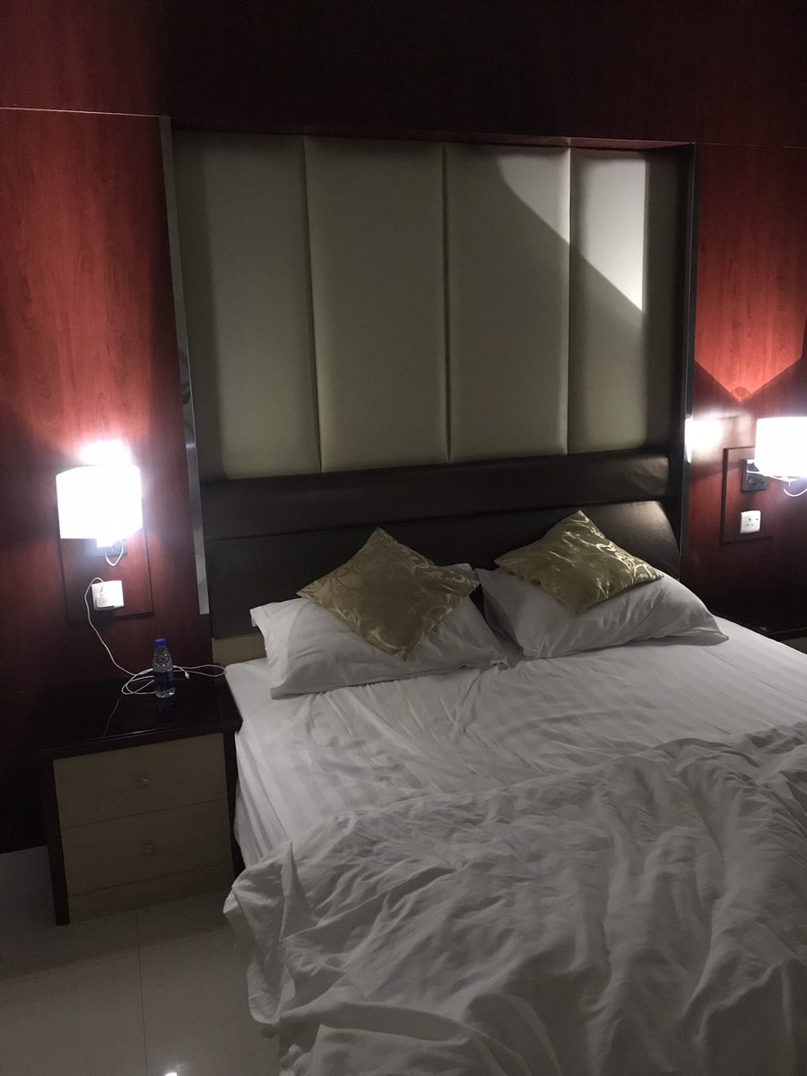 ممكن واحدٍ جاد من حى الشفاء ولا الحزم يكون عمره 22وتحت للدب كبير رجولي 54