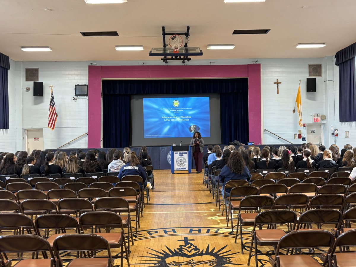 StatenIslandDA's tweet image. CPU joined speaker Katie Walsh today at St. Joseph Hill Academy High School for a powerful presentation about the dangers of illicit drug misuse. Thank you Principal Dr. Sherwood, Dean Mayrose &amp;amp; high school students for your enthusiastic engagement of the THC impairment Goggles!