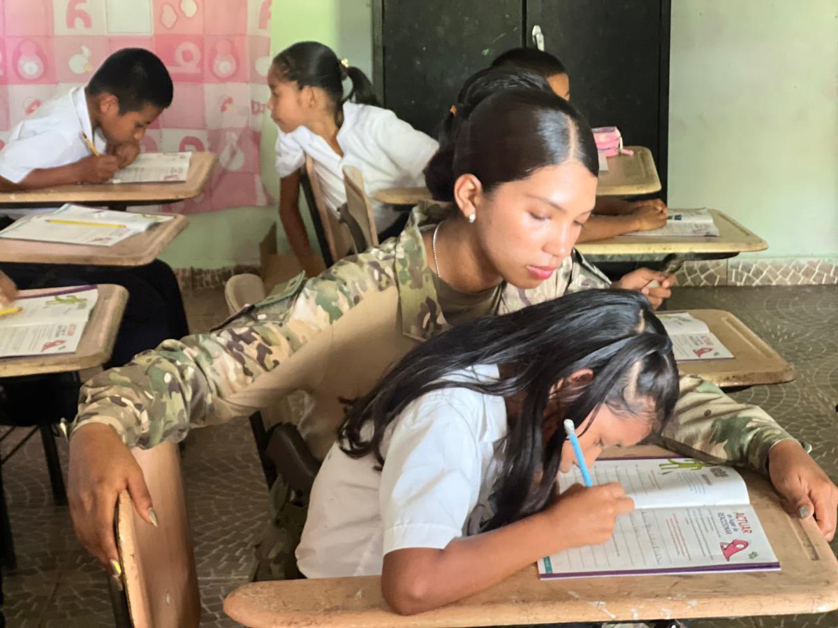 aeronavalpanama's tweet image. #Aeronavales llevaron a cabo el cuarto día del programa #GREAT, en el Centro Educativo La Palma, corregimiento de Guásimo, Distrito de Donoso.

La capacitación benefició a 20 niños y niñas de 4to, 5to y 6to grado.

#PlanFirmeza