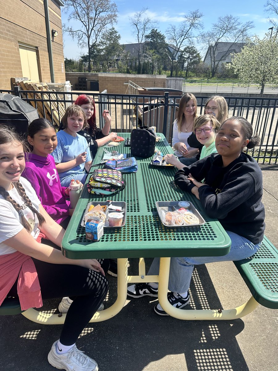 wbmsboro's tweet photo. These Yellow Jackets got to enjoy lunch outside today for logging at least 300 minutes of reading in the RCS
Middle School Beanstack March Madness competition! Great job, everyone! 💚🐝📚 https://t.co/twFTHfSAMC