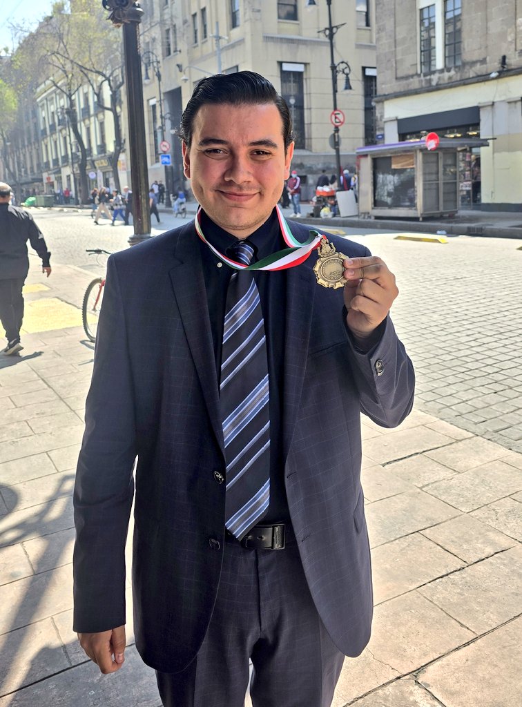 Amigas y amigos: Acabamos de recibir el Premio Nacional de Periodismo 2026 en la categoría Periodismo Digital, está es la primera vez que se otorga el premio bajo esa categoría y con 23 años nos convierte en el periodista mexicano más jóven en recibir el galardón. Agradezco al